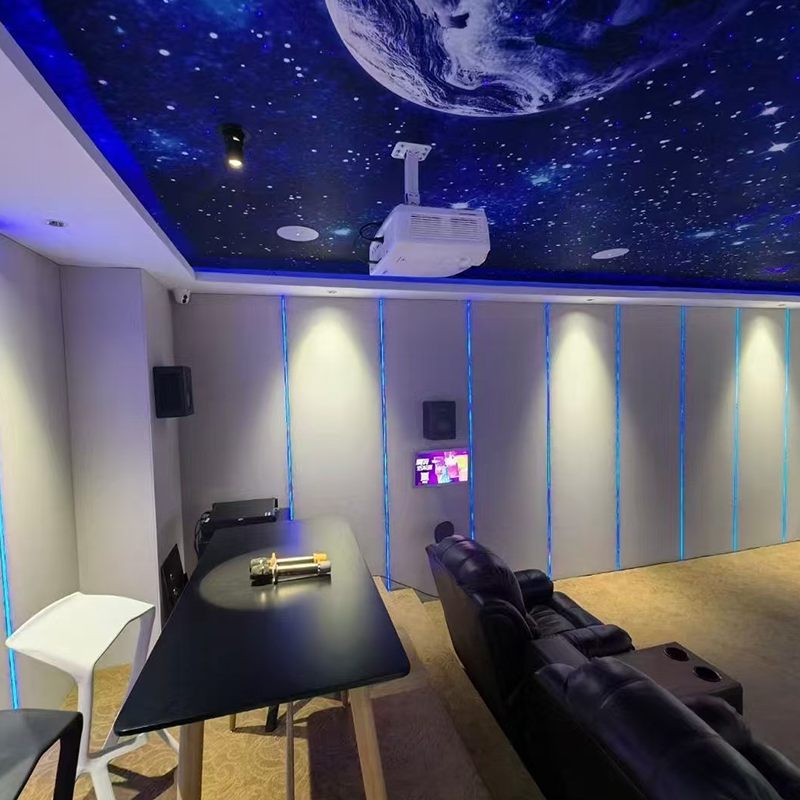 Interieurontwerp met met stof omwikkelde geluidsabsorberende wandpanelen, geschikt voor hotels