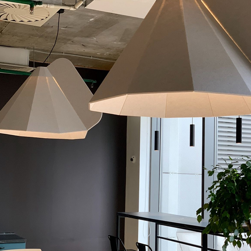 Modern design akoestisch paneel Baffles Geluidabsorberende en milieuvriendelijke polyester vezelplaatstripvorm voor gebruik in de sportschool